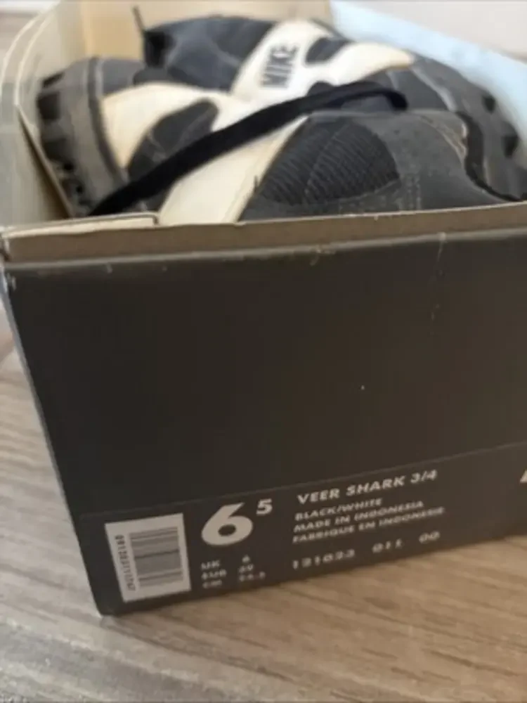 Nike Shark Veer cleats - W/ Box. Size 6.5‎
